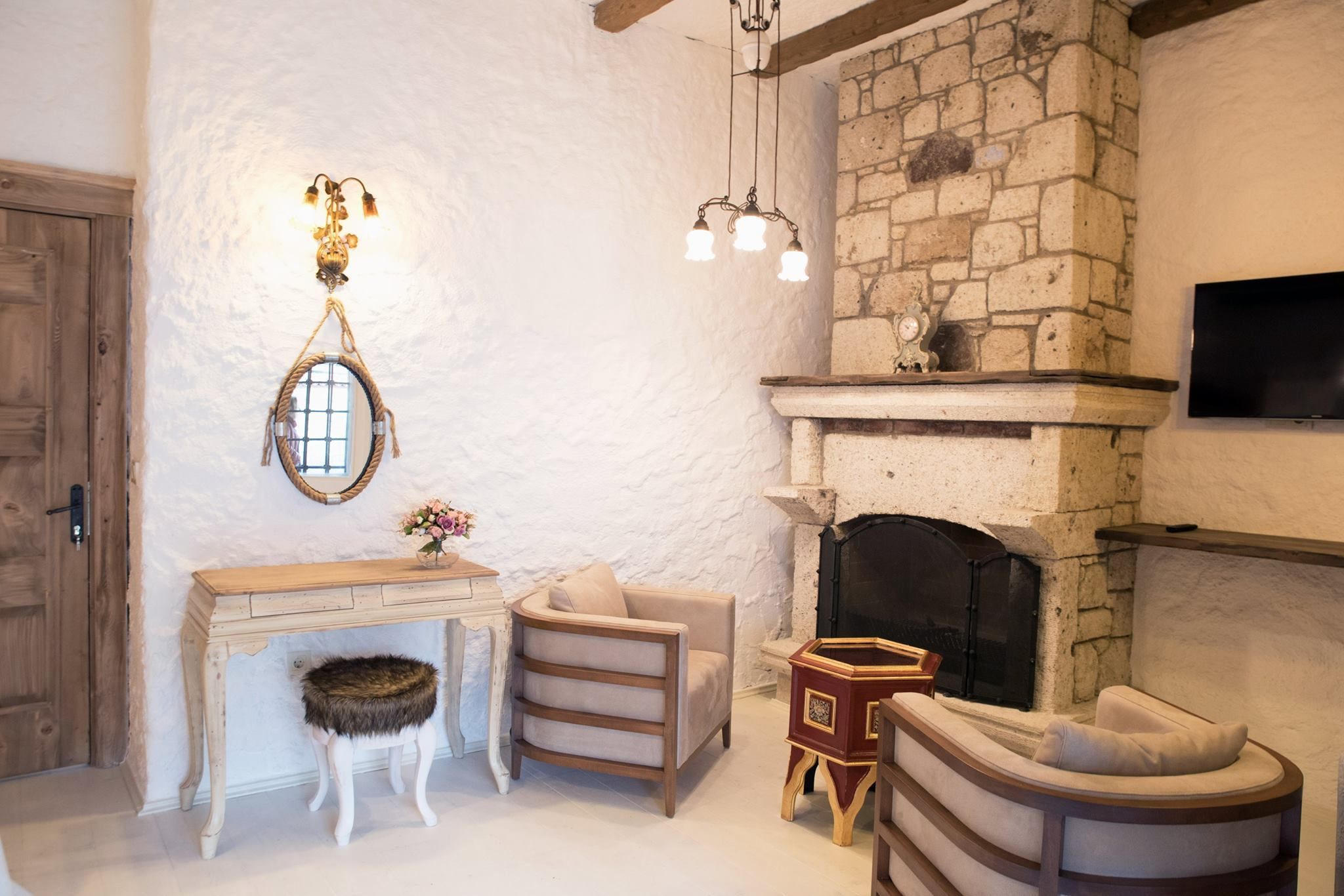 honeymoon suite, fireplace | living area | flat-screen tv