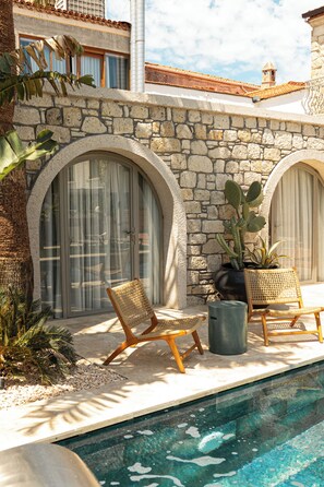 Habitació Deluxe, pati, vistes al jardí | Matalassos d'escuma viscoelàstica, minibar i caixa forta a l'habitació 