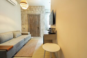 Junior Room, City View | Memory-foam beds, minibar, in-room safe, individually decorated - Palm Alaçatı Boutique Hotel (Cesme)