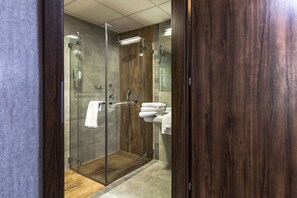 Chambre supérieure | Salle de bain | Douche, articles de toilette écologiques, séchoir à cheveux