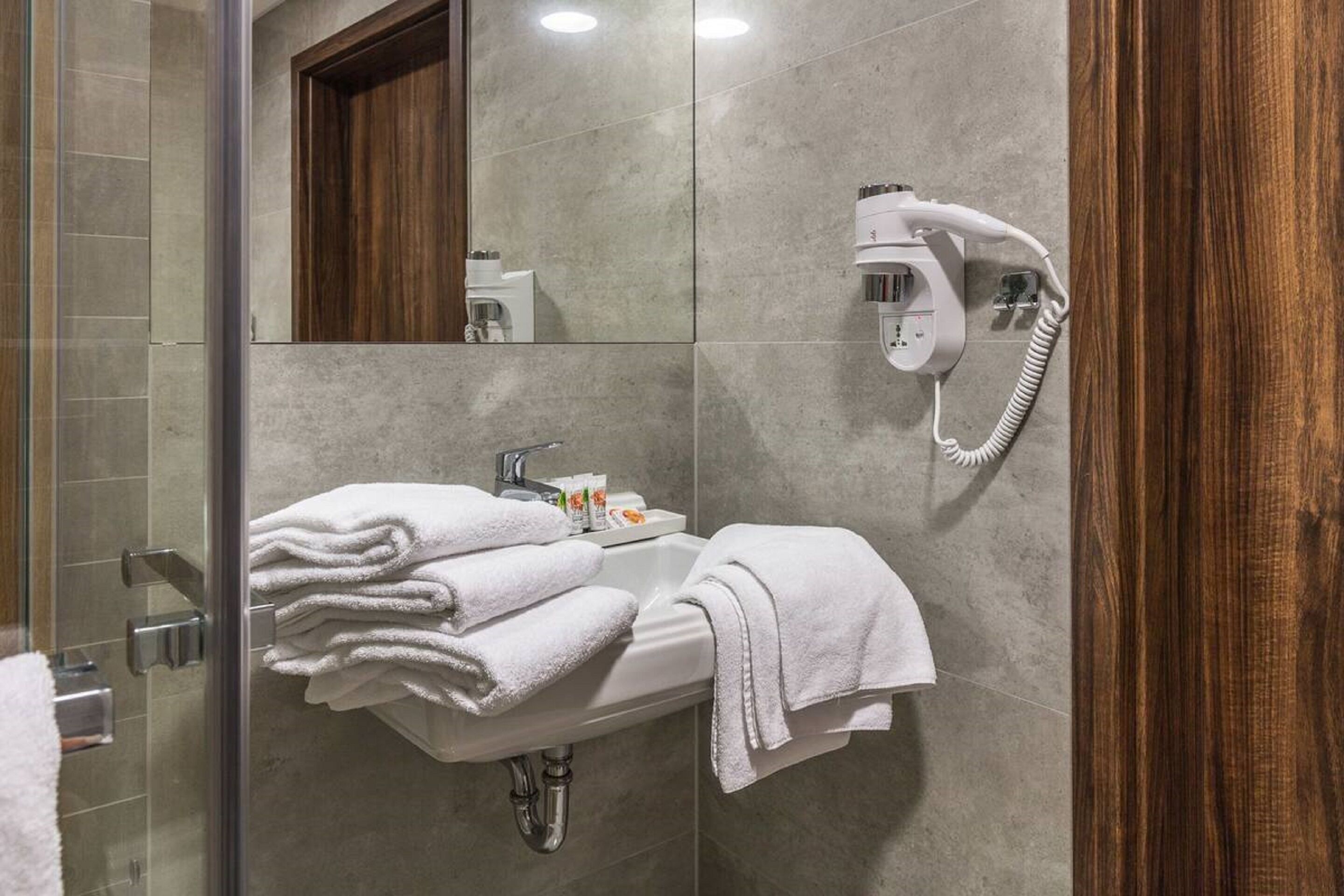 triple room | bathroom | shower, eco-friendly toiletries, hair dryer, towels