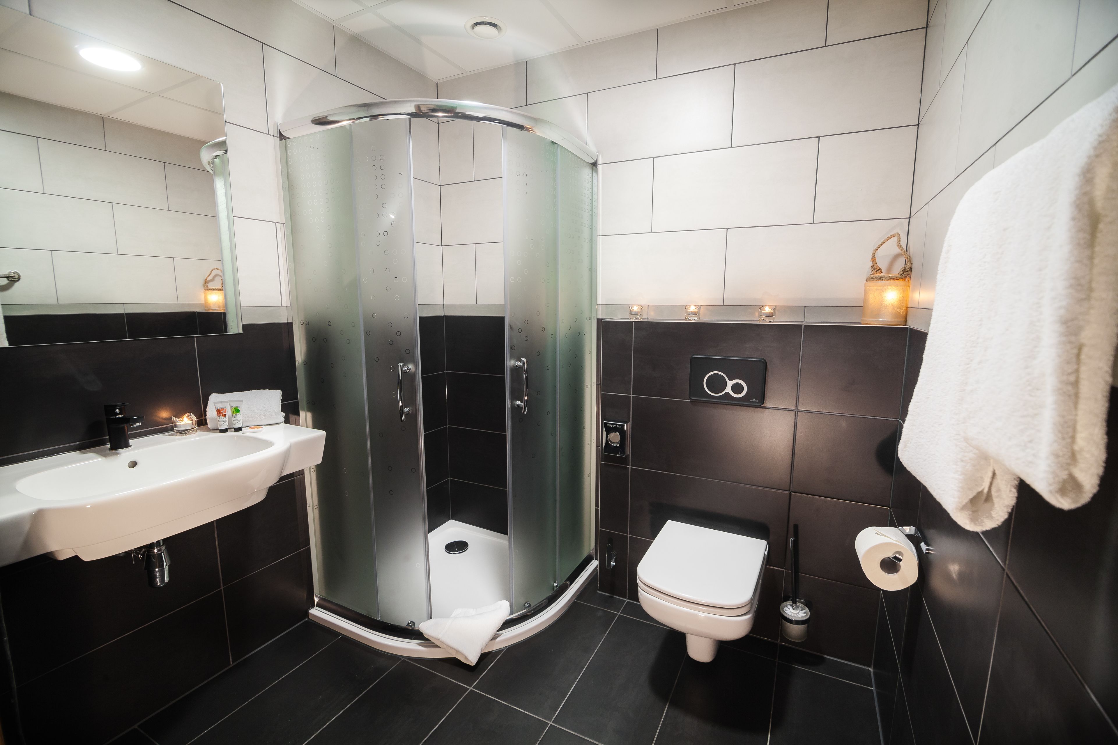 single room | bathroom | shower, eco-friendly toiletries, hair dryer, towels