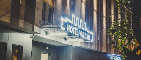 Un edificio con un letrero que dice "Hotel Vulcan" y un restaurante llamado "Restaurante".