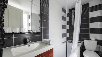 Articles de toilette gratuits, sĂšche-cheveux, serviettes fournies