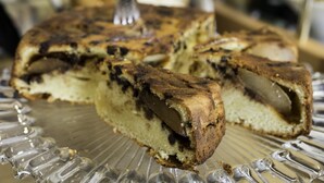 A slice of cake with chocolate chips on a glass plate. - Un Hôtel sur le Port (La Rochelle)