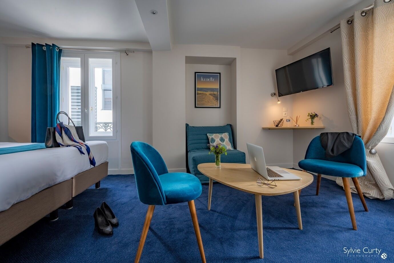 premium room | living area | flat-screen tv