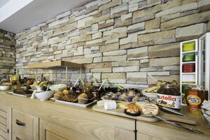 Petit déjeuner buffet servi en semaine (15.50 EUR par personne)