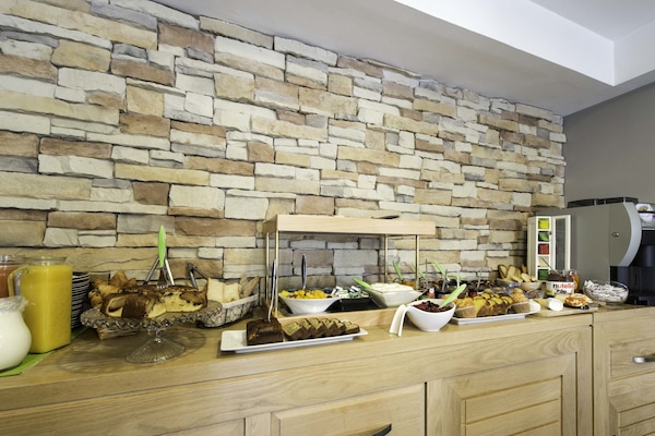 Buffet breakfast on weekdays (EUR 15.50 per person)