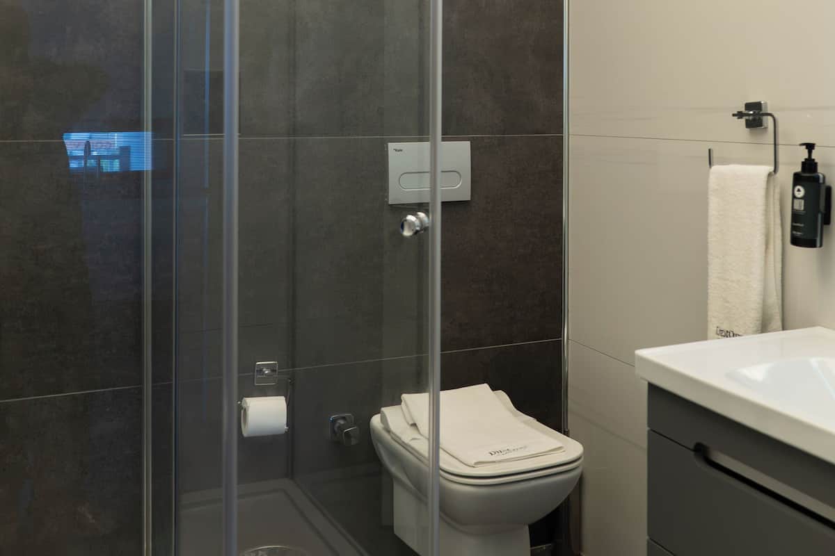 Luxury Double Room, Lake View | Bathroom | Free toiletries, hair dryer, bathrobes, slippers