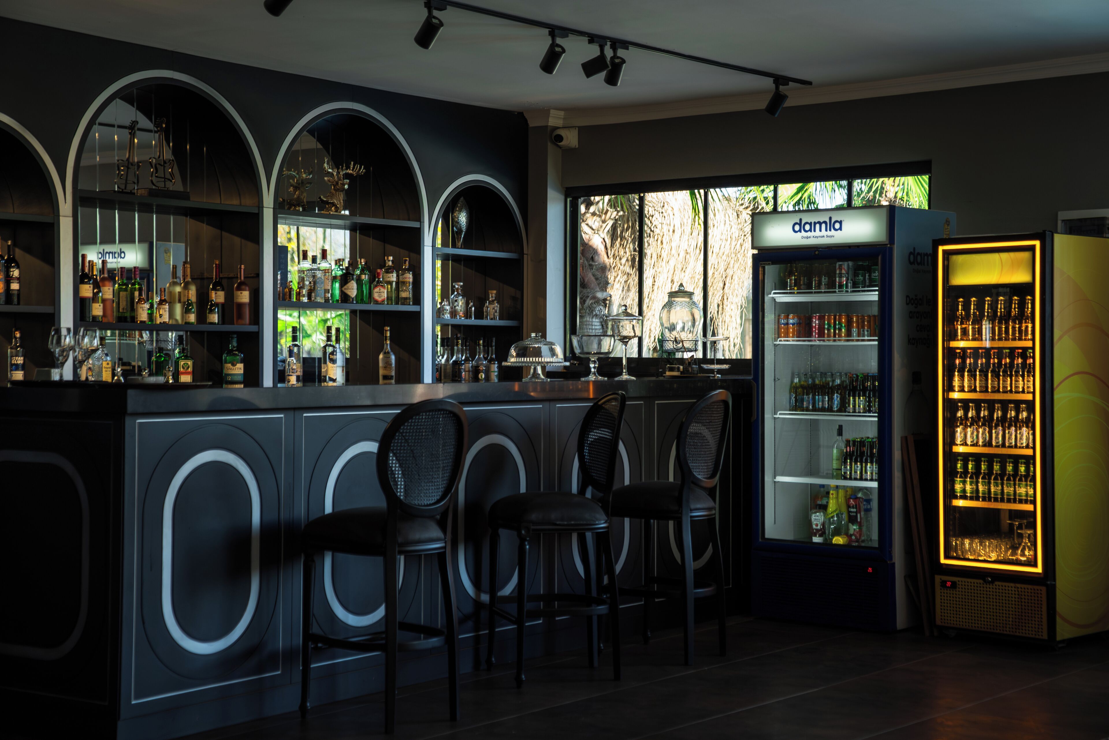 Bar en milieu de piscine