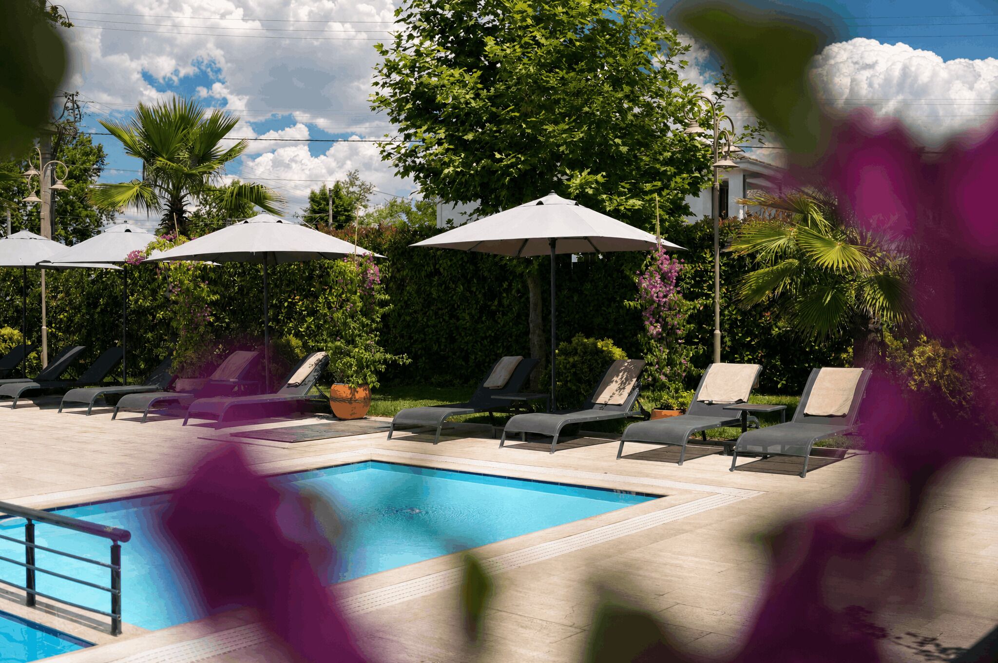 Piscina externa, guarda-sóis, espreguiçadeiras