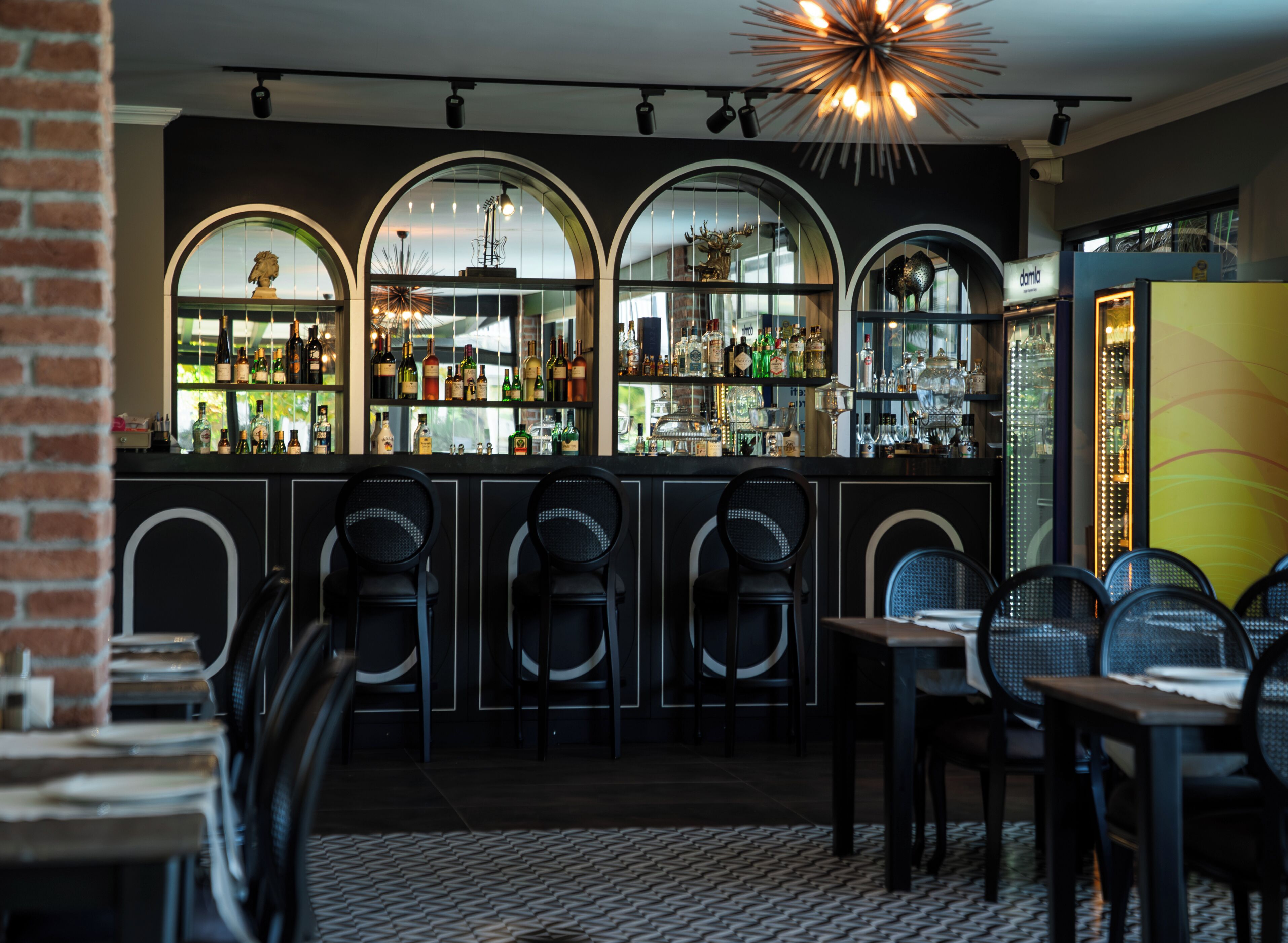 Bar (trong khuôn viên)