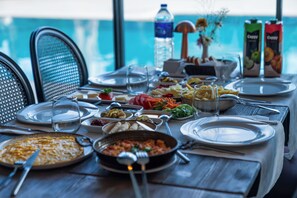 Petit déjeuner complet servi tous les jours en supplément