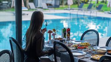 Se ofrece un desayuno completo (8 EUR por persona)