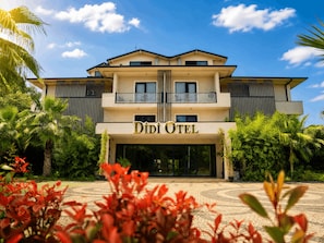 A hotel with a modern architectural design, featuring a prominent entrance and a name sign. - Didi Hotel Sapanca (Sapanca)