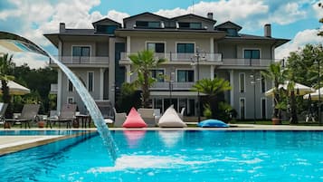 Una piscina al aire libre, tumbonas