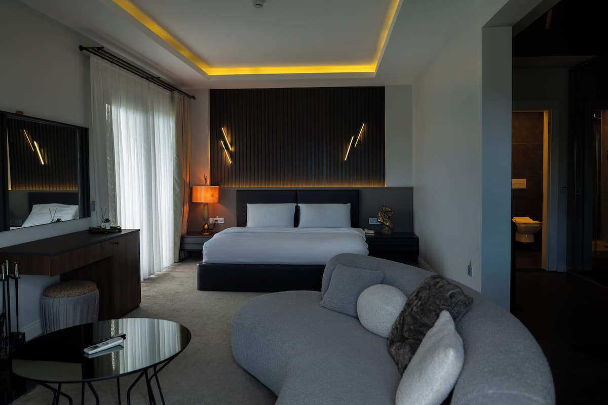 Kamar Double Mewah, pemandangan danau | Seprai premium, tempat tidur Select Comfort, minibar, dan brankas