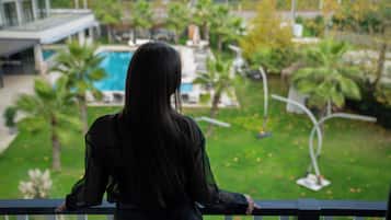 Una piscina al aire libre, tumbonas