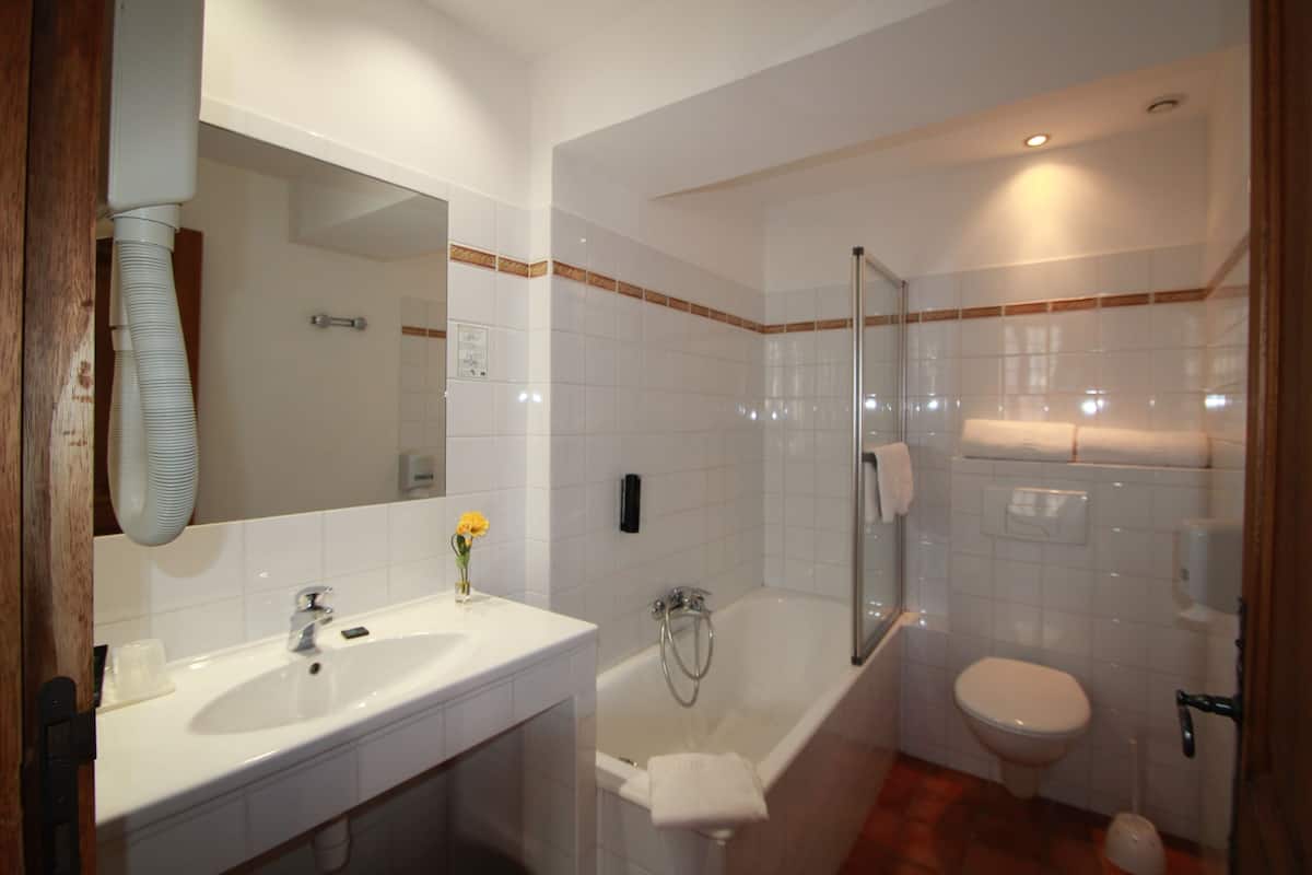 standard double room, bathtub | bathroom | shower, free toiletries, hair dryer, towels