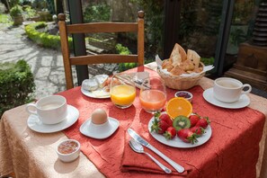 Petit déjeuner buffet (15 EUR par personne)