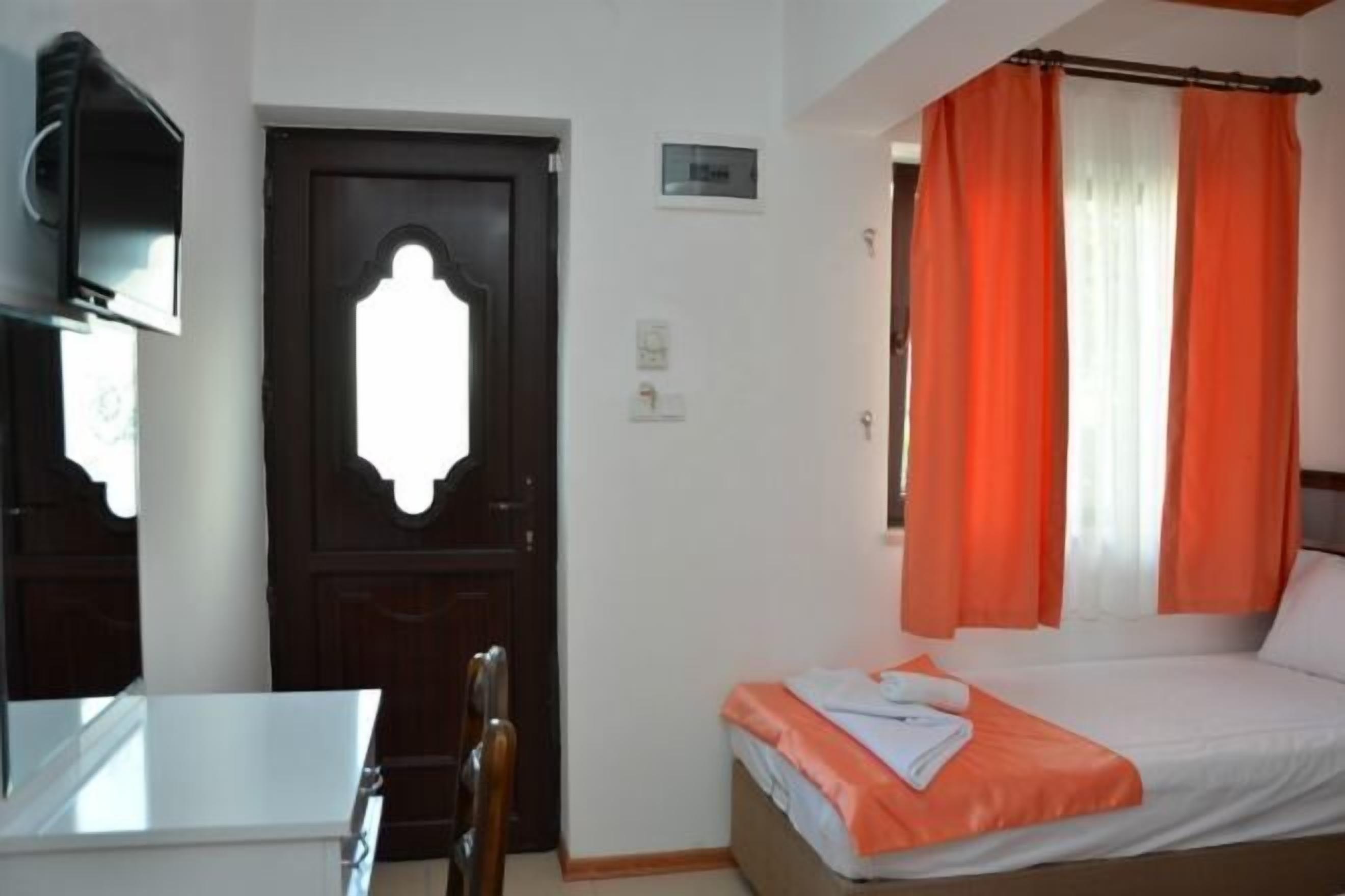 Premium bedding, minibar, desk, soundproofing