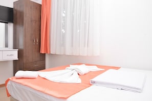 Ropa de cama de alta calidad, minibar, escritorio