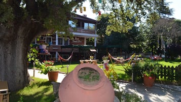 Vista frontal de la propiedad