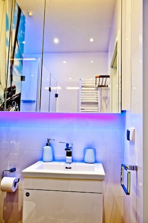 A modern bathroom with a white sink, a mirror, and a towel rack. - Willa Haven BlueApart Jastarnia (Jastarnia)