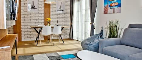 One-Bedroom Apartment with Balcony - Ogrodowa 136/A3 Street | Cucina privata | Frigorifero con congelatore, microonde, forno, piano cottura