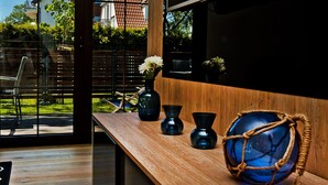 A modern interior with a wooden table, a large window, and a view of the outdoors. - Willa Haven BlueApart Jastarnia (Jastarnia)