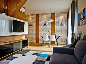 One-Bedroom Apartment with Balcony - Ogrodowa 136/A3 Street | Eget kök | Stort kylskåp, mikrovågsugn, ugn och spishäll