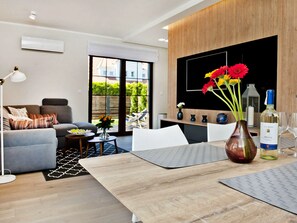 Apartment, 1 Bedroom, Terrace (ul. Ogrodowa 136/A1) | Private kitchen | Full-size fridge, microwave, oven, stovetop