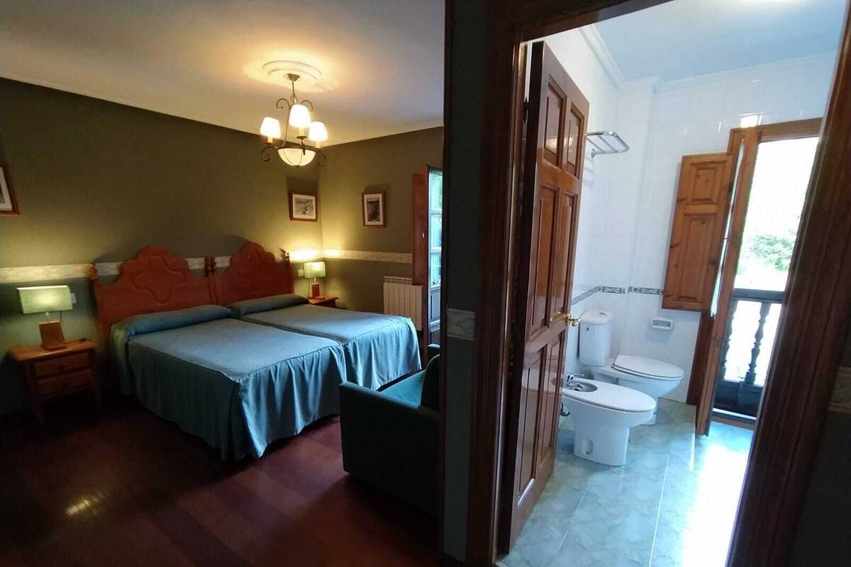 Tweepersoonskamer | Een bureau, extra bedden (toeslag), gratis wifi, beddengoed