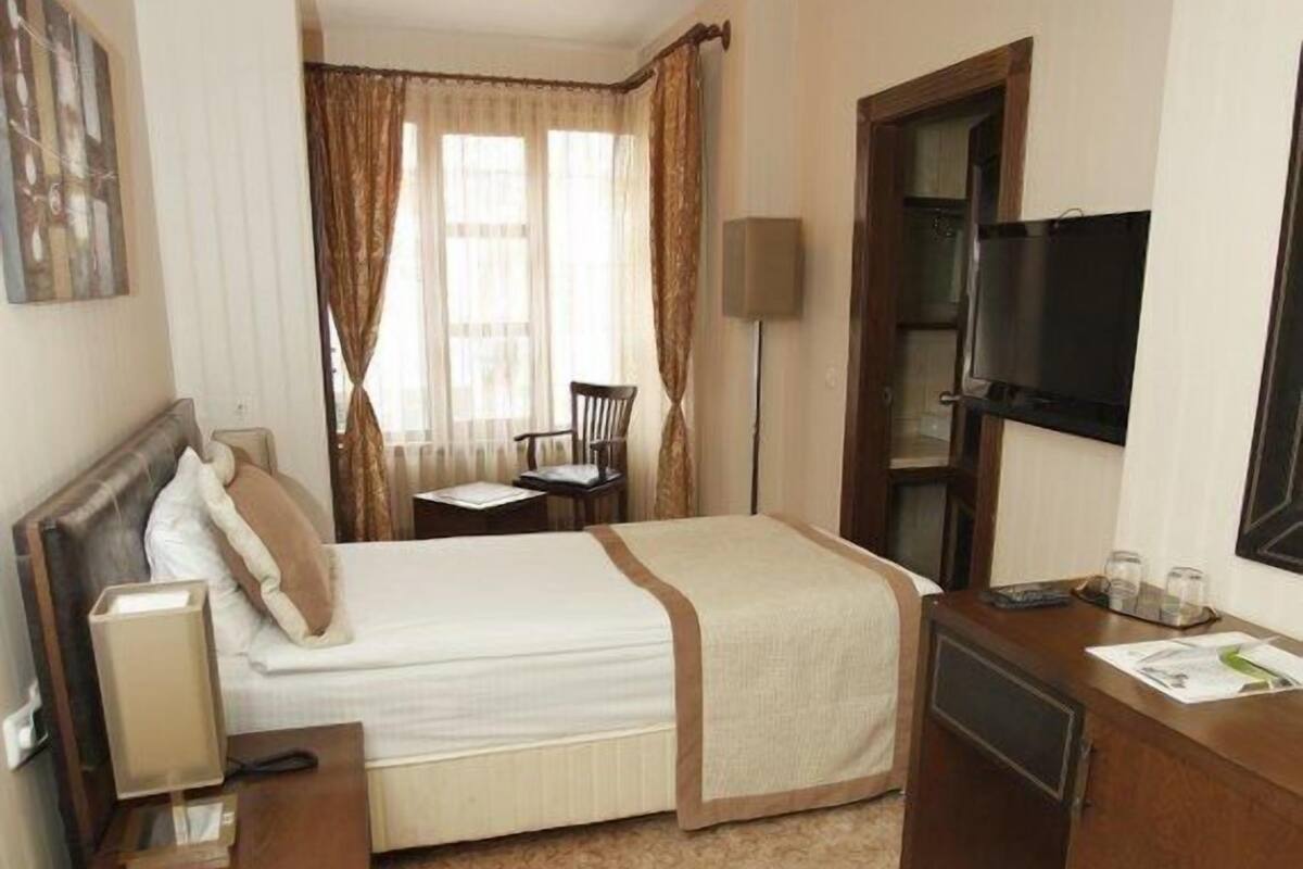 Superior Single Room | In-room safe, desk, free WiFi