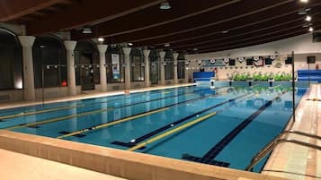 Indendørs pool, åben fra kl. 07.00 til kl. 19.30, liggestole