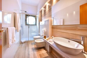 Quarto luxo | Banheiro | Chuveiro, produtos de toalete grátis, secador de cabelo, bidê