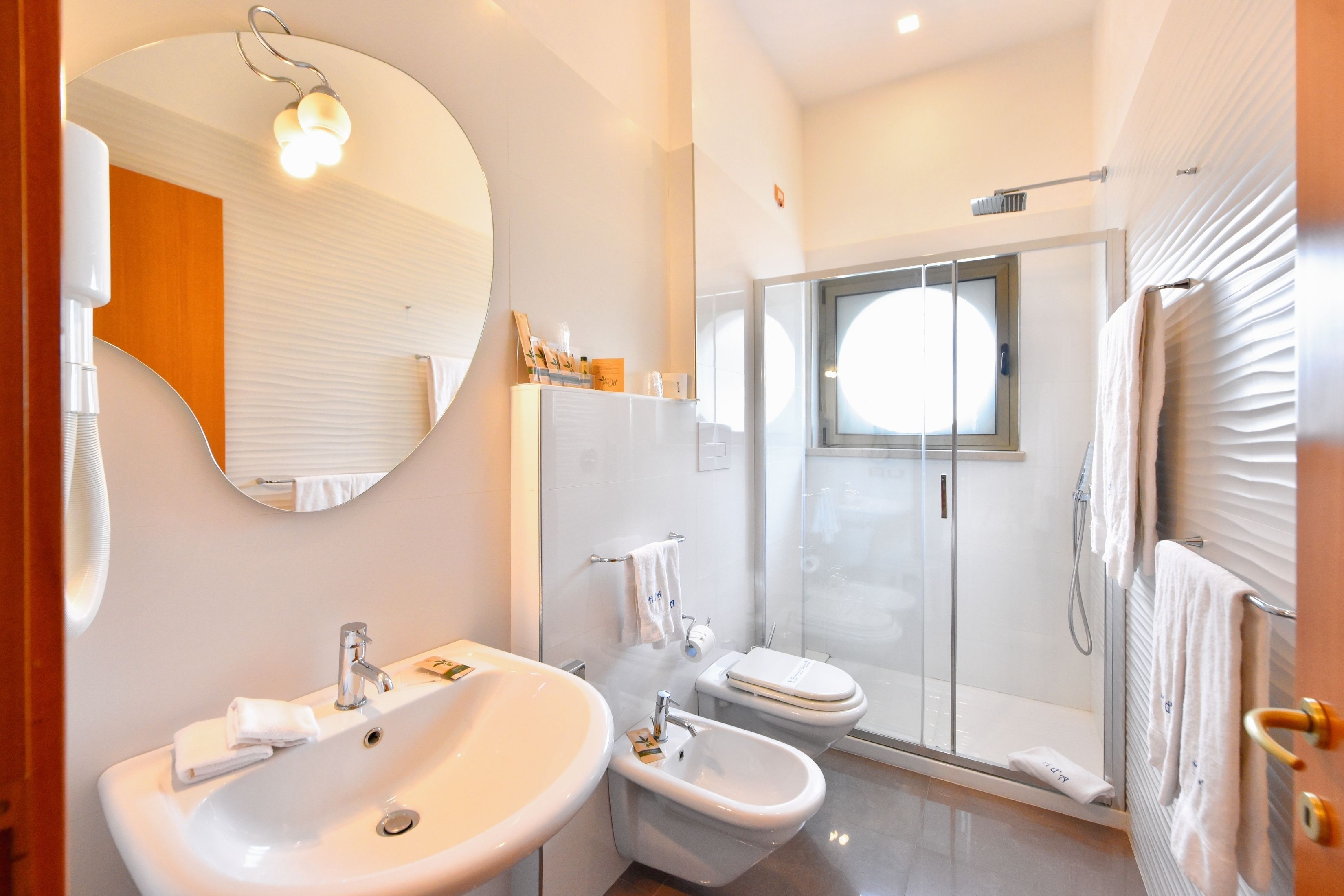 comfort double or twin room | bathroom | shower, free toiletries, hair dryer, bidet