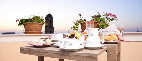 Petit déjeuner continental servi en supplément les week-ends