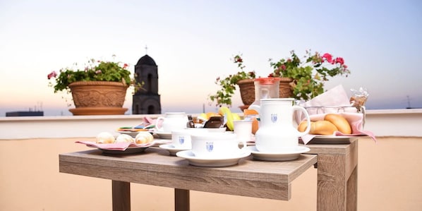 Petit déjeuner continental servi en supplément les week-ends