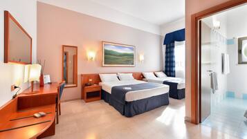 Quarto quádruplo conforto | 1 quarto, lençóis italianos Frette, roupas de cama premium