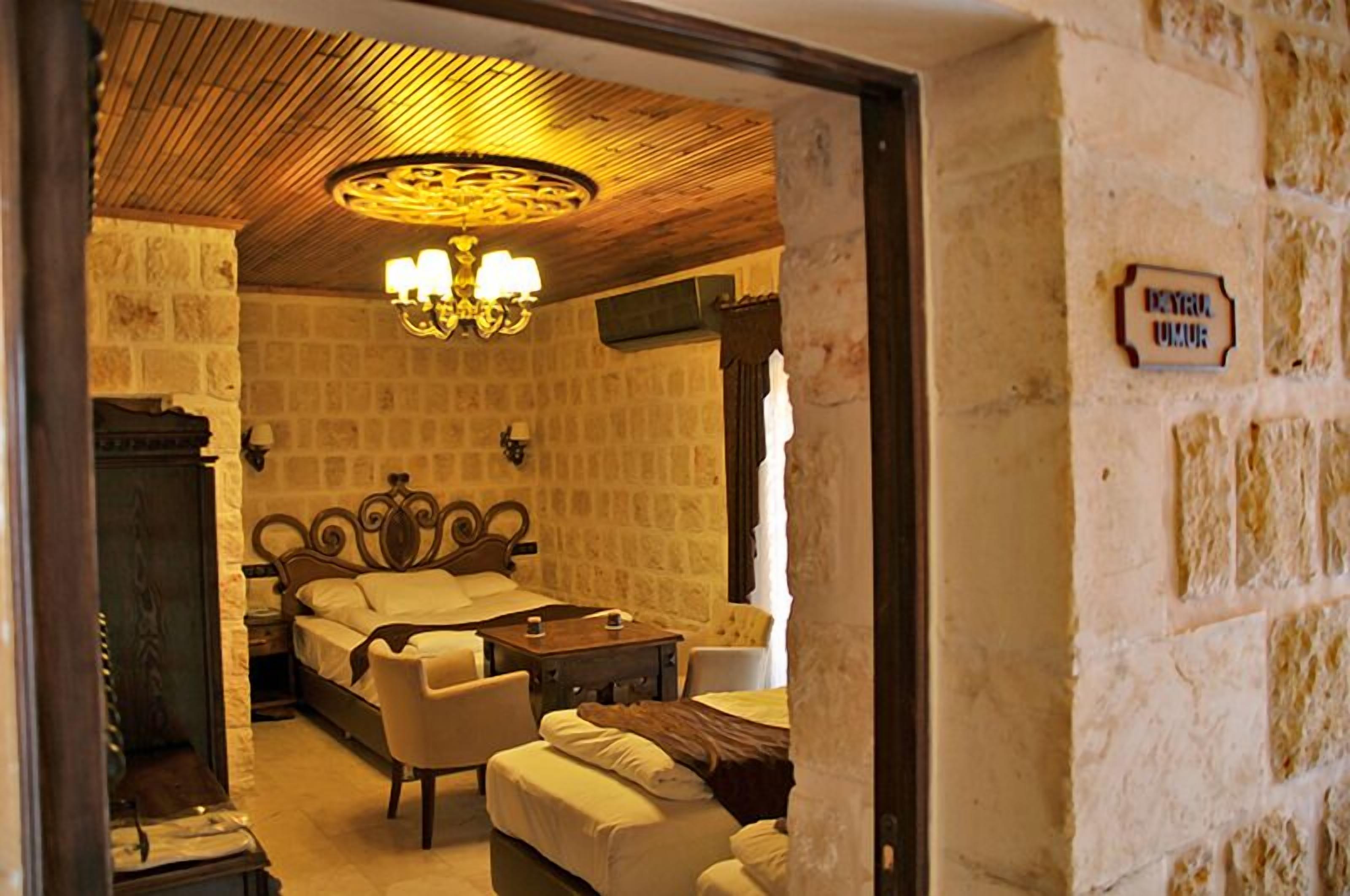 deluxe suite | minibar, in-room safe, desk, soundproofing