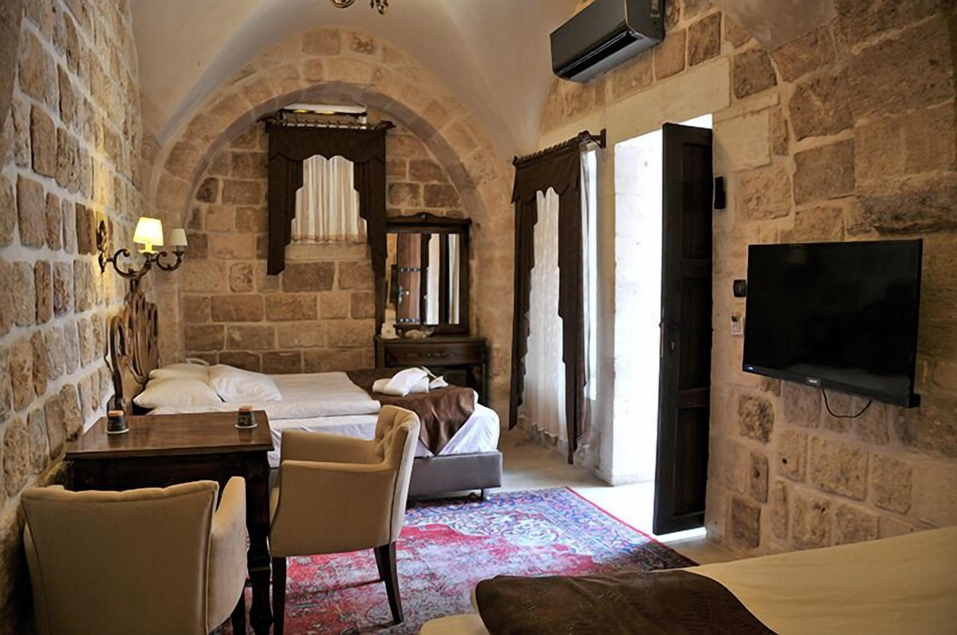 deluxe suite | minibar, in-room safe, desk, soundproofing