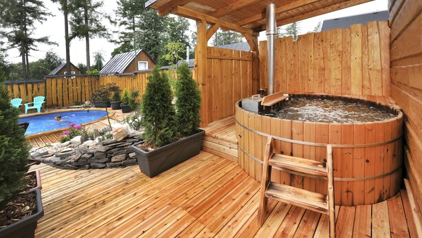 A wooden deck with a hot tub, a pool, and outdoor seating. - APLEND Chaty Lux Tatry Holiday (Velky Slavkov)