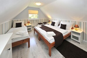 A bedroom with two beds, a window, and bedside tables with lamps. - APLEND Chaty Lux Tatry Holiday (Velky Slavkov)