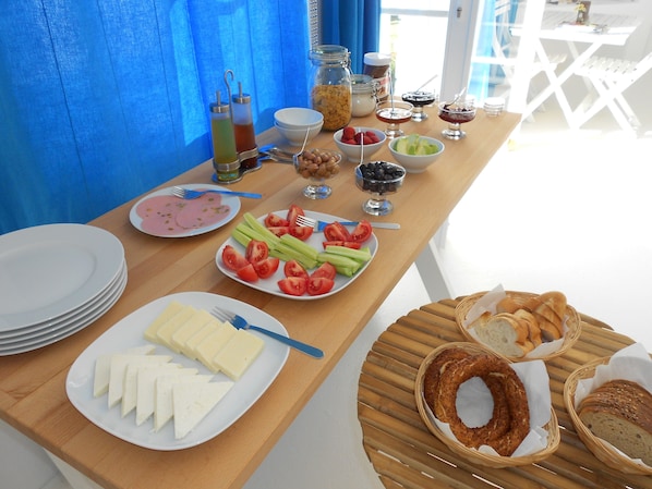 Un bufé de desayuno con diversos alimentos y utensilios.
