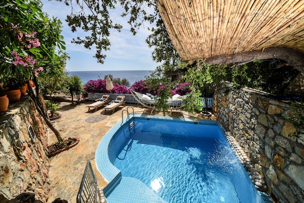 Suite with Private Garden and Private Pool | Terraço/pátio