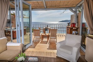 Deluxe Room with Private Terrace and Jacuzzi | Minibar, brankas, kedap suara, dan setrika/meja setrika