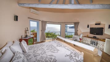 Deluxe Room with Private Terrace and Jacuzzi | Minibar, caja fuerte, sistema de insonorización