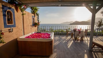 Suite with Jacuzi and Private Terrace | 1 bedroom, minibar, in-room safe, soundproofing