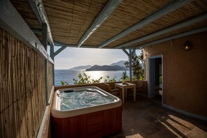 Deluxe Room with Private Terrace and Jacuzzi | Minibar, brankas, kedap suara, dan setrika/meja setrika